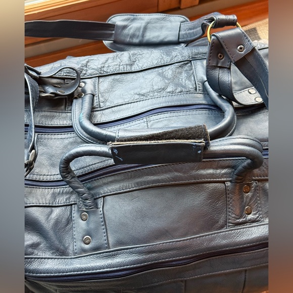 Mexican made navy blue leather carry on, duffle bag. Handles and removable strap - Picture 7 of 16